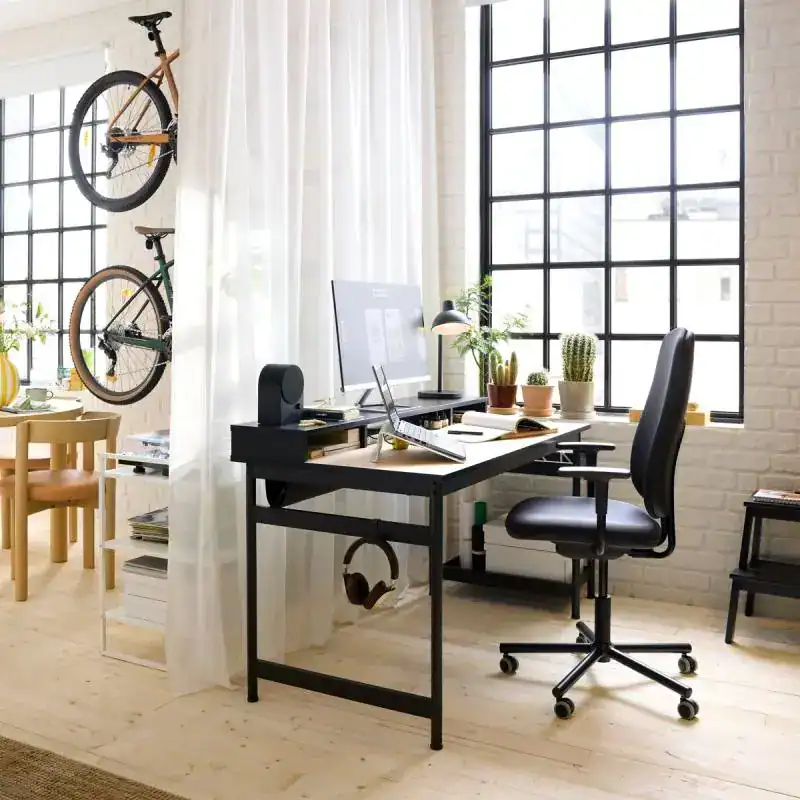 ALT标签：现代小户型家庭办公桌，配有植物和自行车装饰.